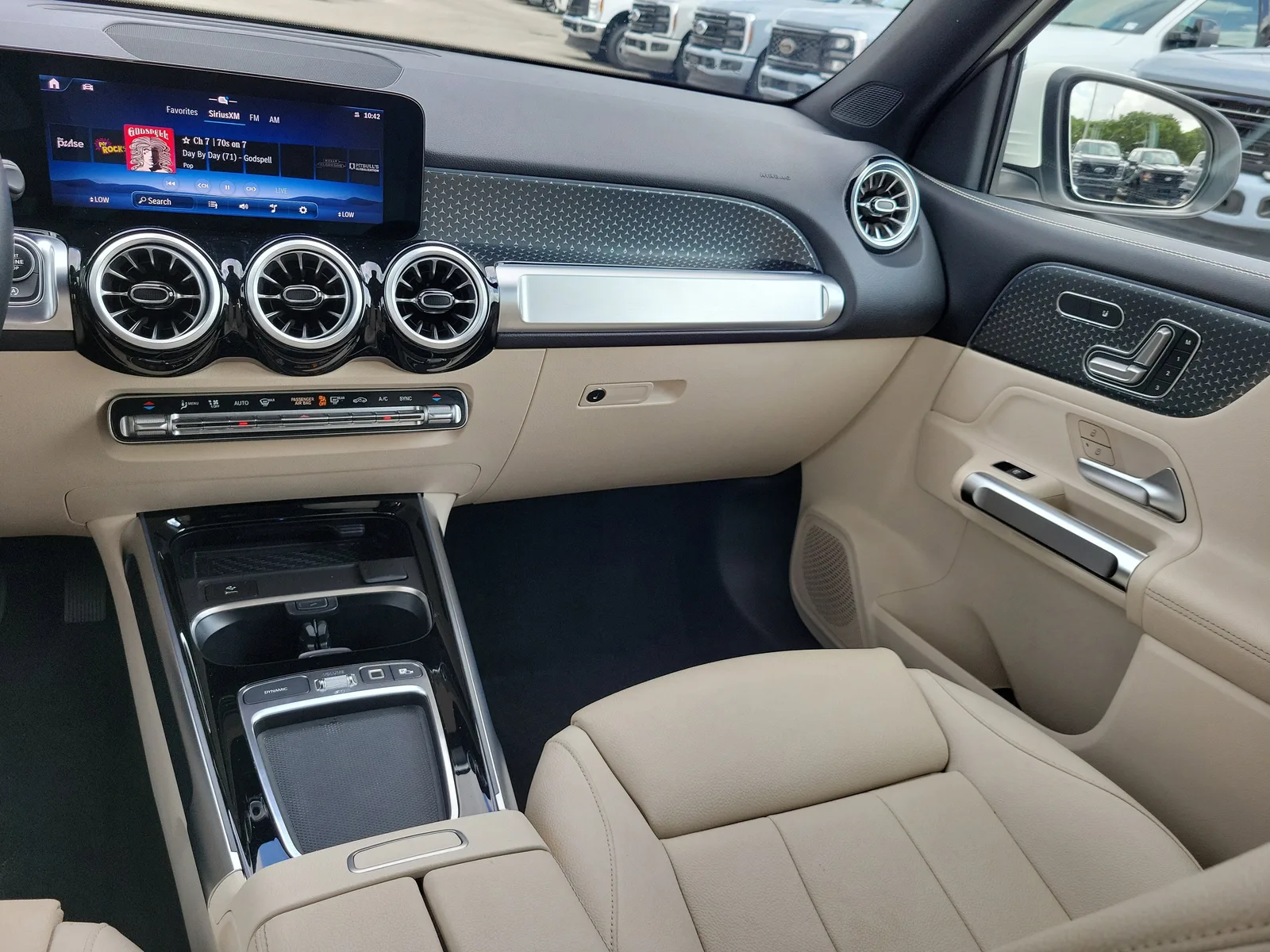 2025 Mercedes-Benz GLB GLB 250 photo 16