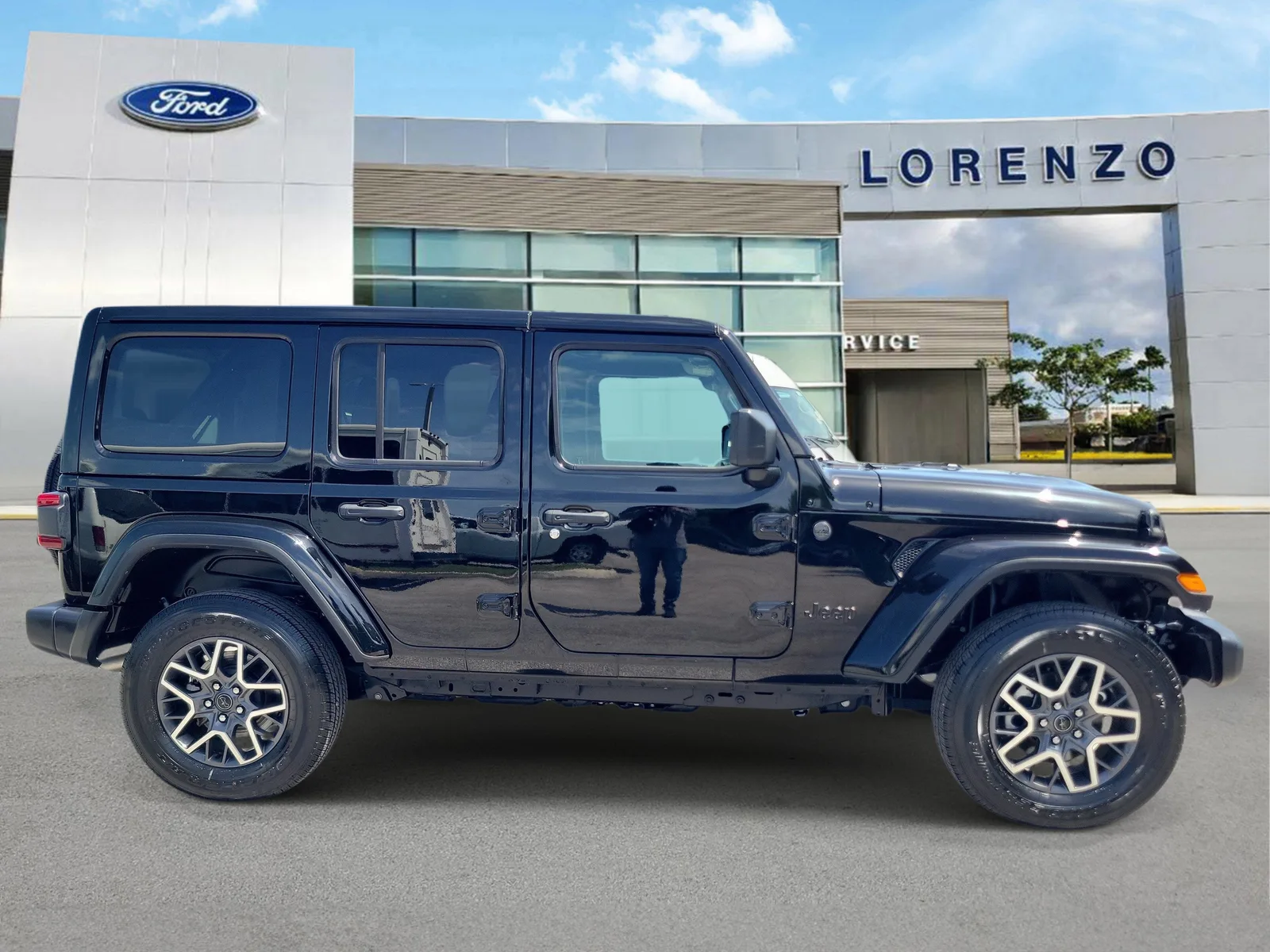 2025 Jeep Wrangler Sahara 4WD photo 4