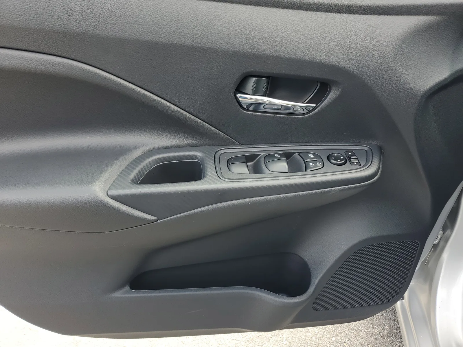 2025 Nissan Versa SV photo 24