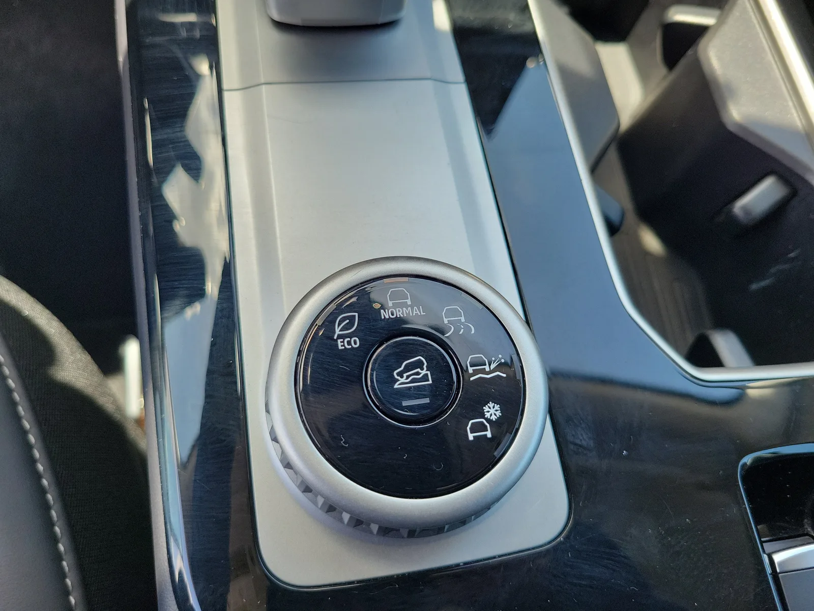 2025 Mitsubishi Outlander SE photo 32
