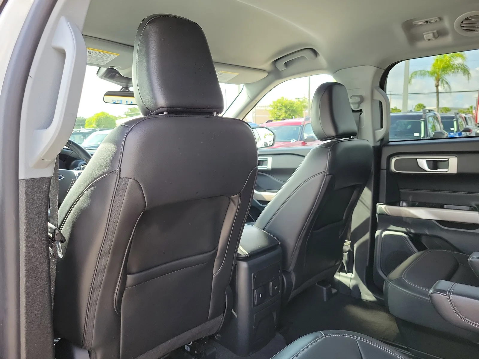 2023 Ford Explorer XLT photo 14