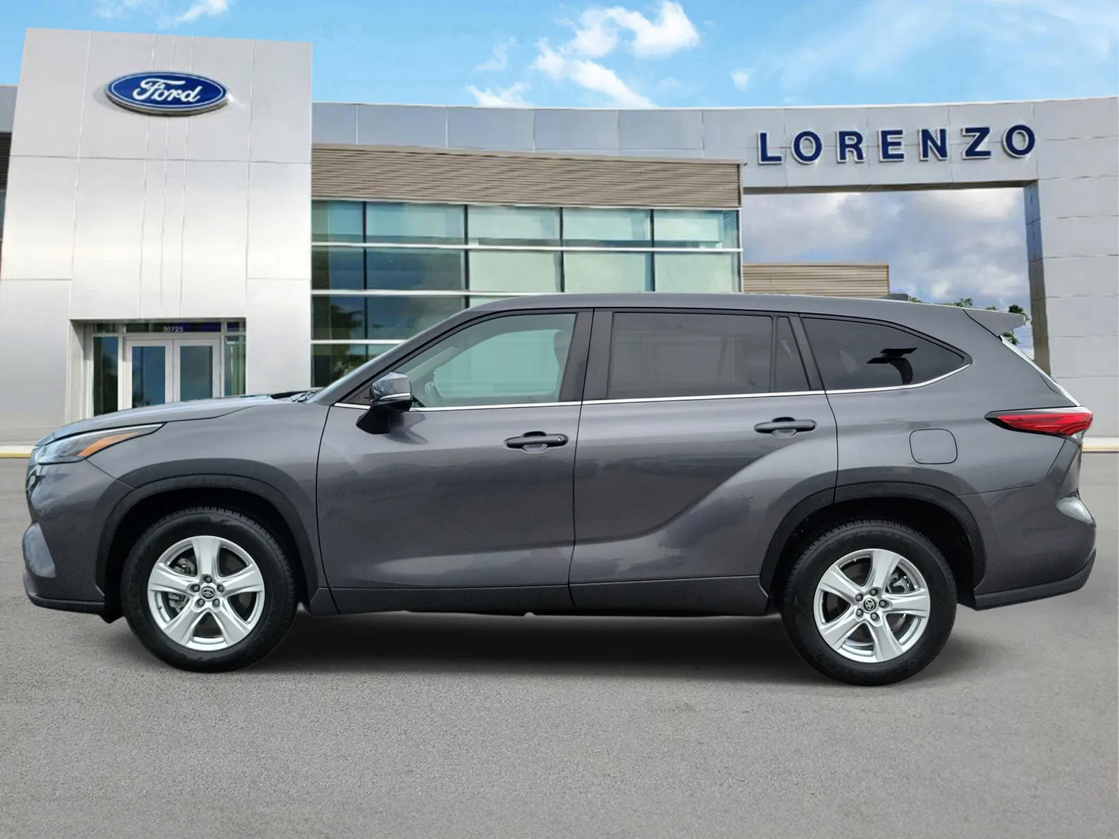 2023 Toyota Highlander LE photo 8