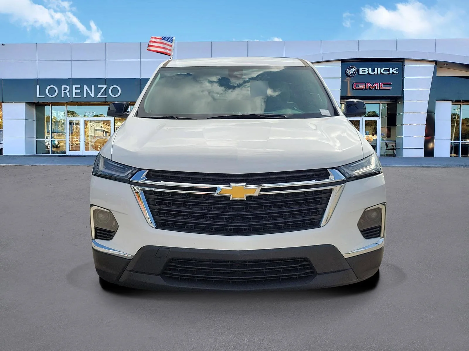 2023 Chevrolet Traverse LS photo 2