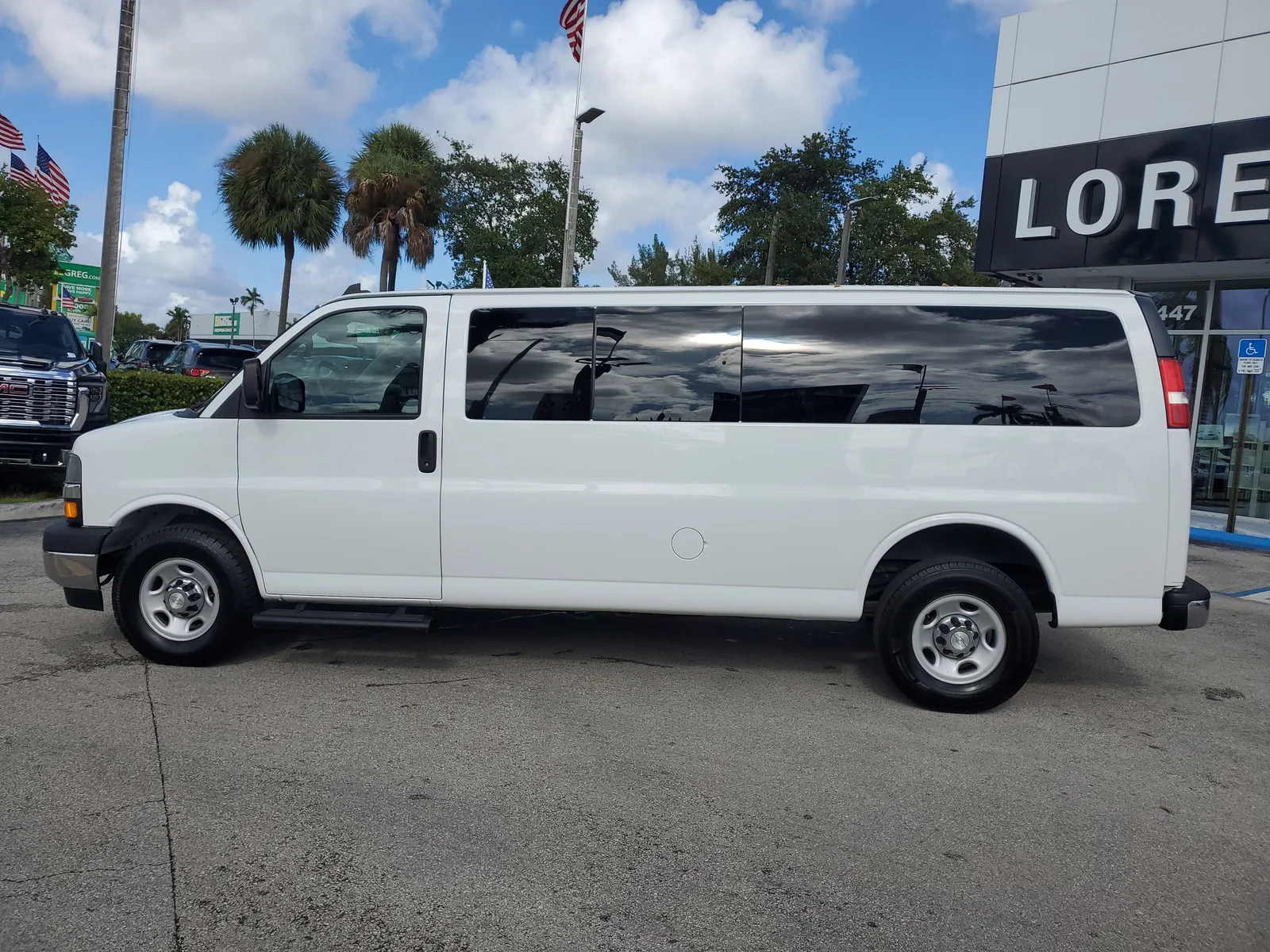 2020 Chevrolet Express Passenger 3500 1LT photo 8