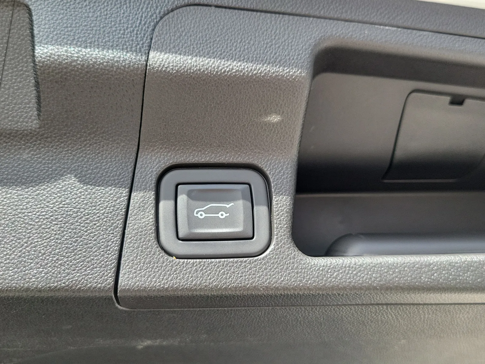 2023 GMC Acadia SLE photo 17