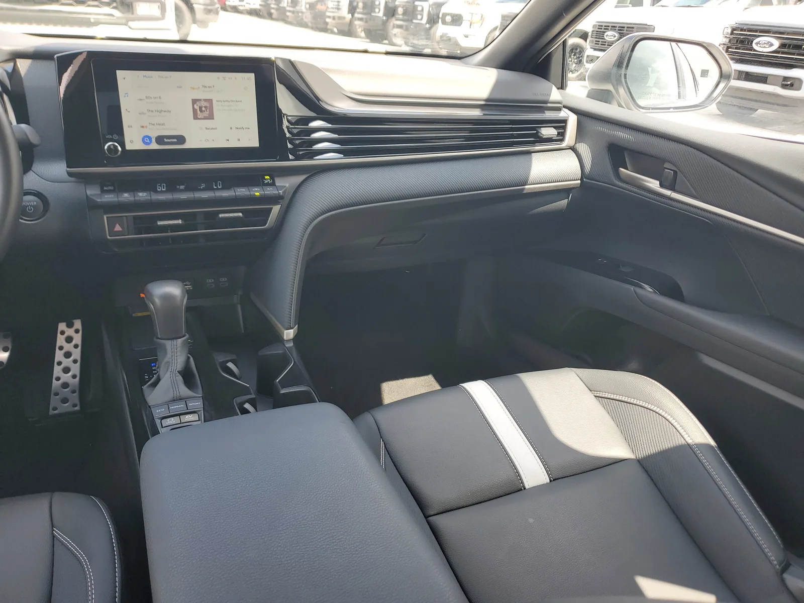 2025 Toyota Camry SE photo 15