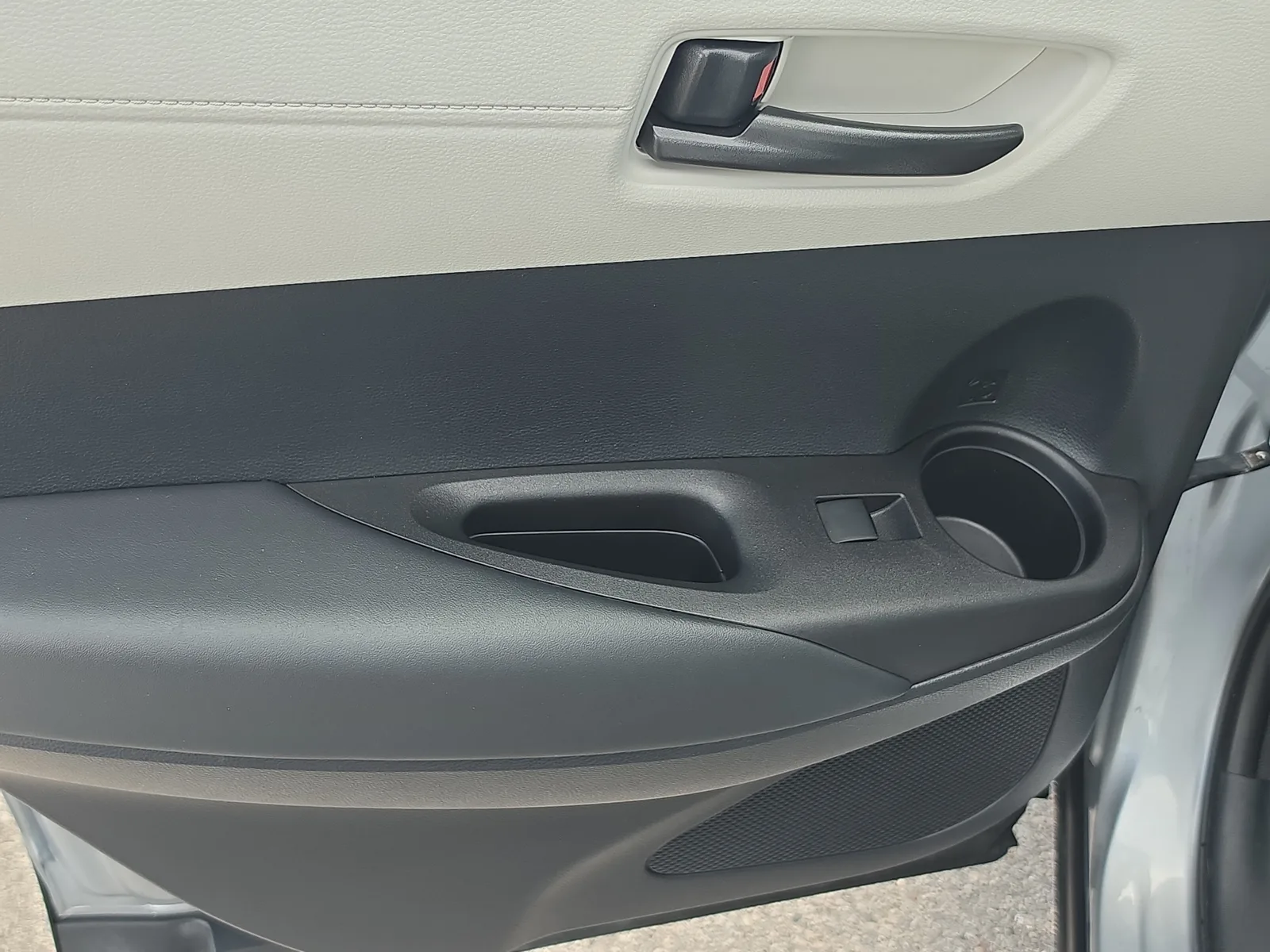 2025 Toyota Corolla Cross L photo 13