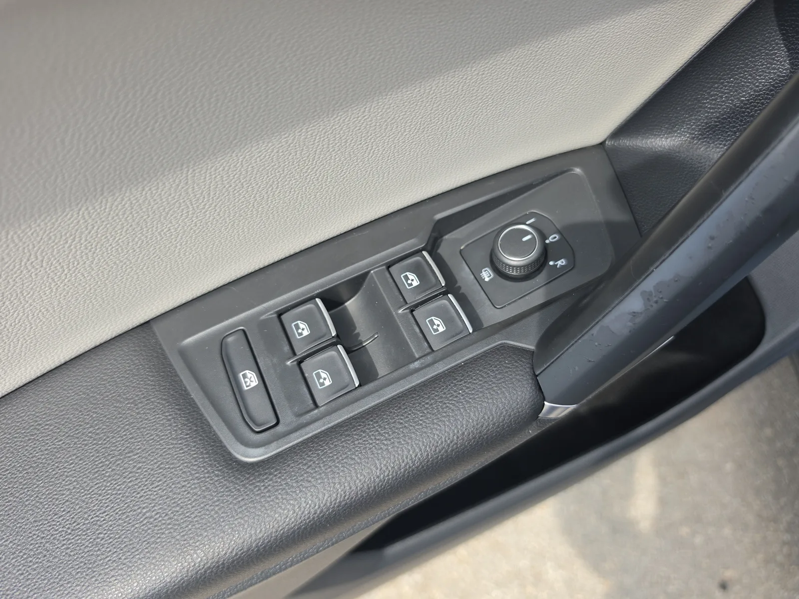 2020 Volkswagen Tiguan SE photo 23