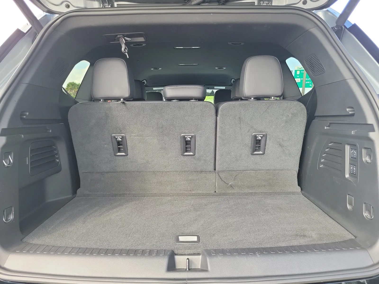 2025 GMC Acadia Denali photo 17