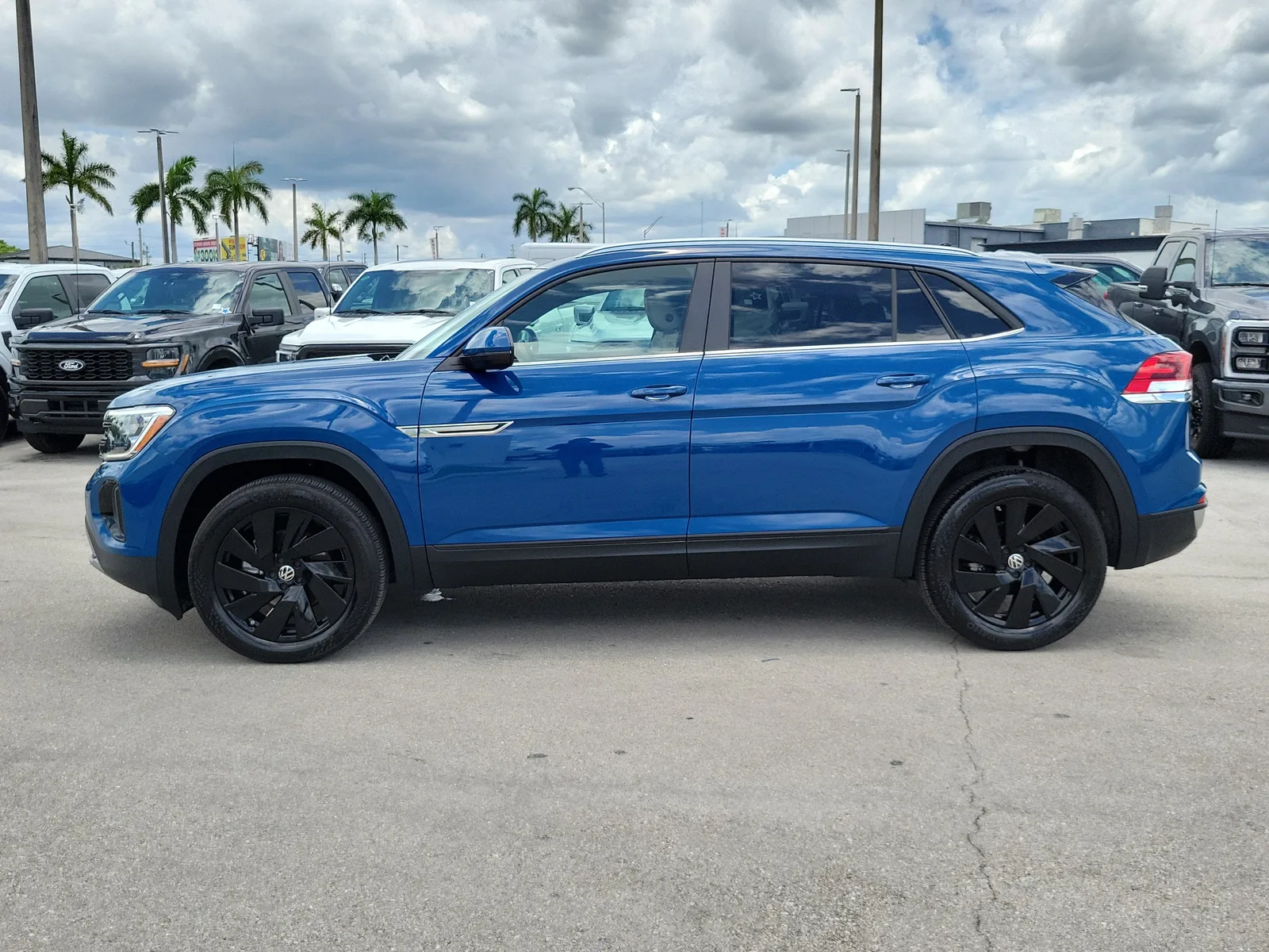 2025 Volkswagen Atlas Cross Sport 2.0T SE w/Technology photo 8