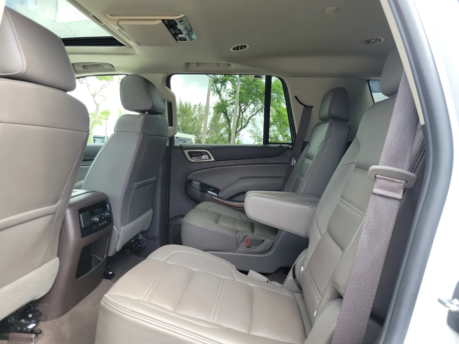 2020 GMC Yukon Denali photo 16