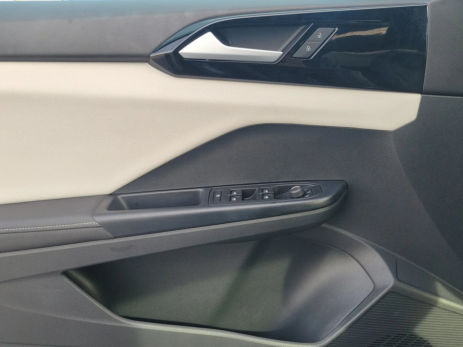 2025 Volkswagen Taos S photo 28