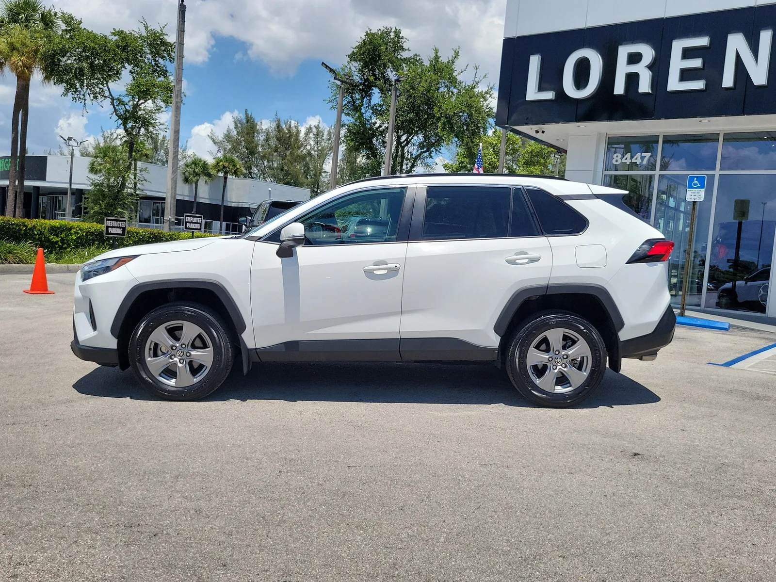2024 Toyota RAV4 XLE photo 8
