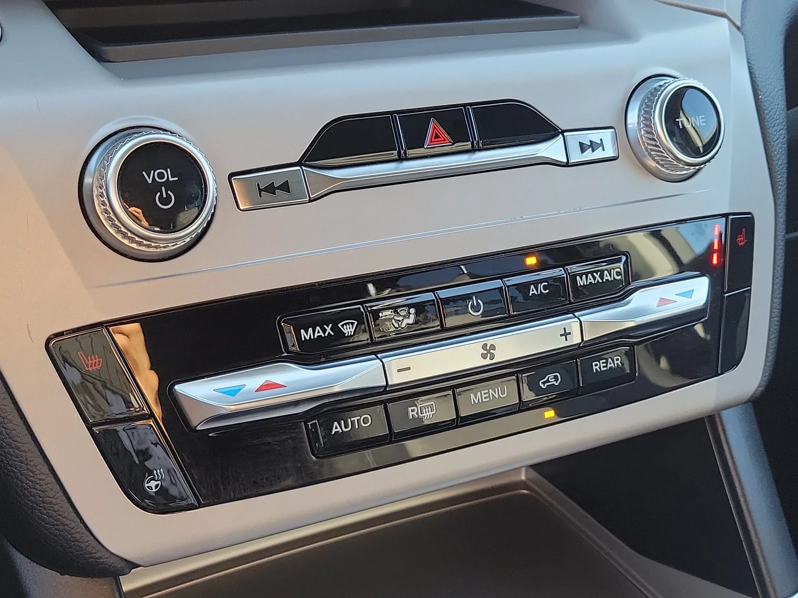 2023 Ford Explorer XLT photo 25
