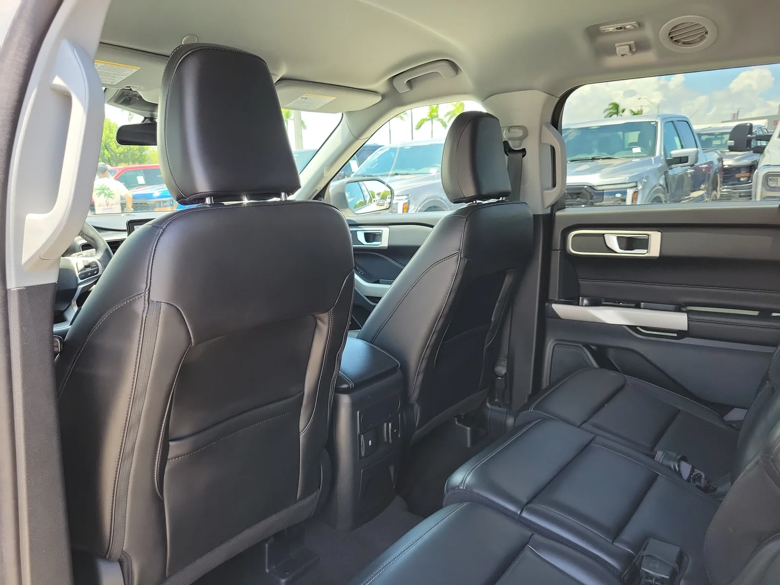 2023 Ford Explorer XLT photo 13