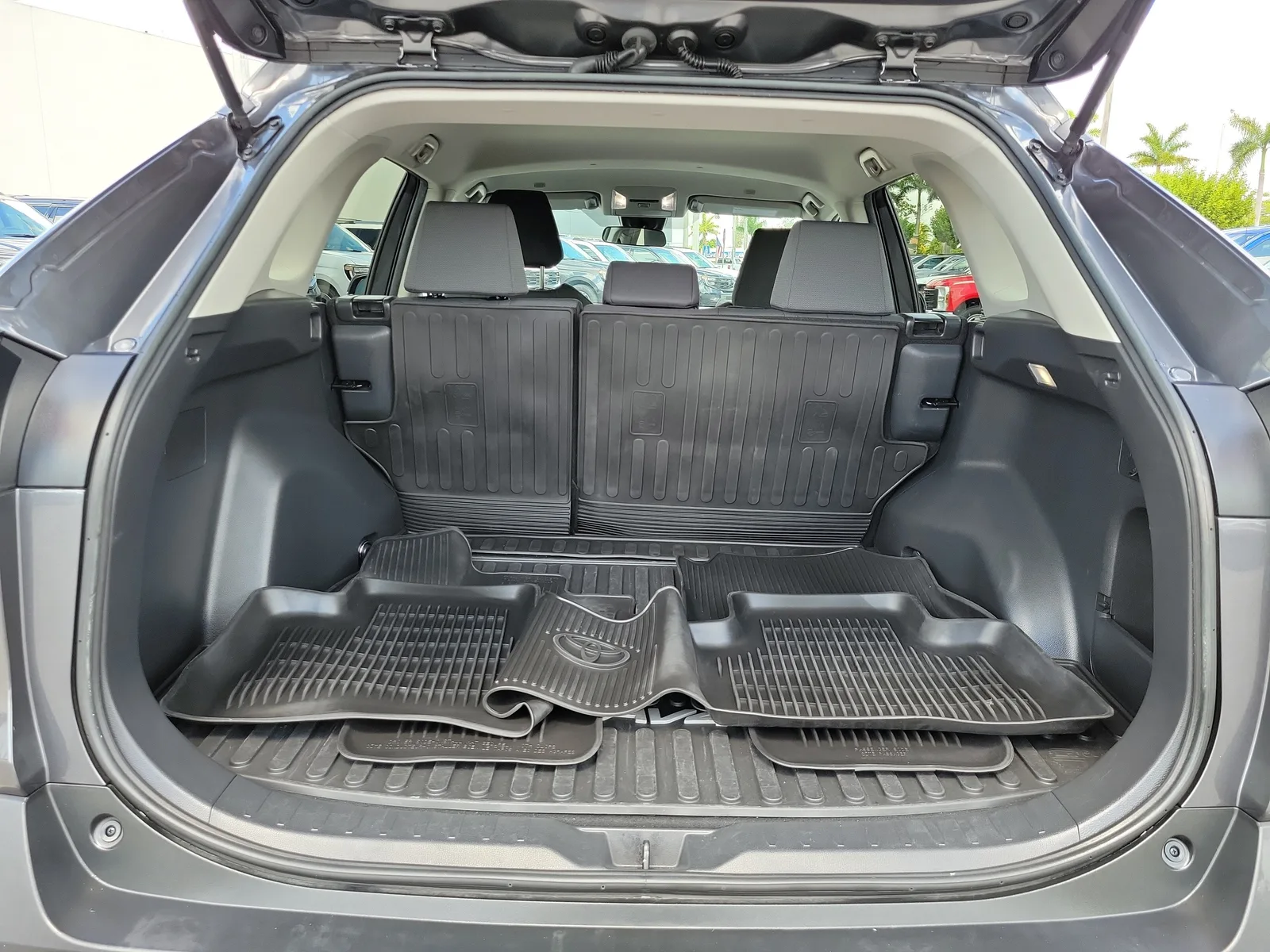 2023 Toyota RAV4 XLE photo 12