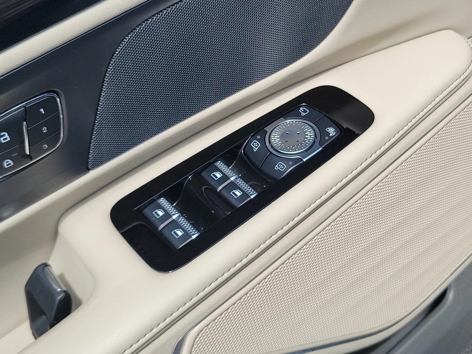 2024 Lincoln Nautilus Premiere 4WD photo 29