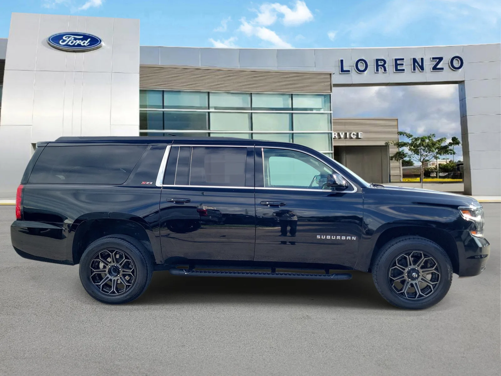 2020 Chevrolet Suburban LT photo 4