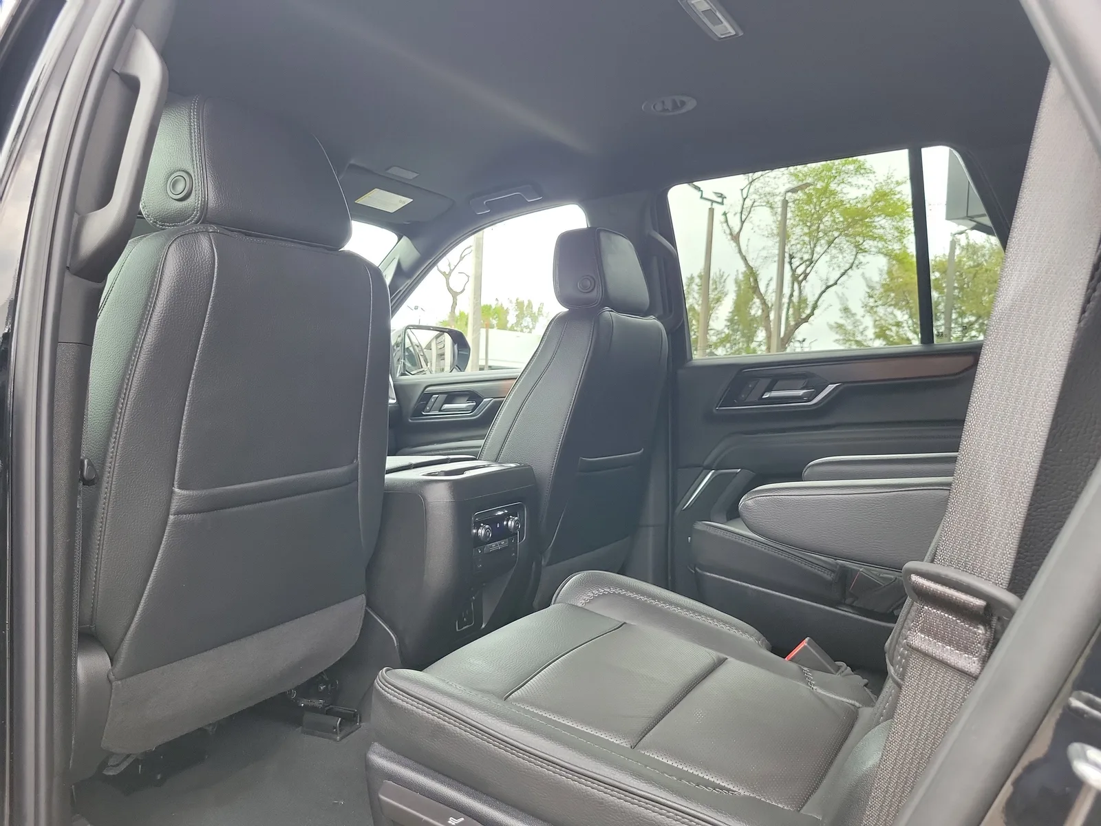 2025 GMC Yukon Denali photo 14