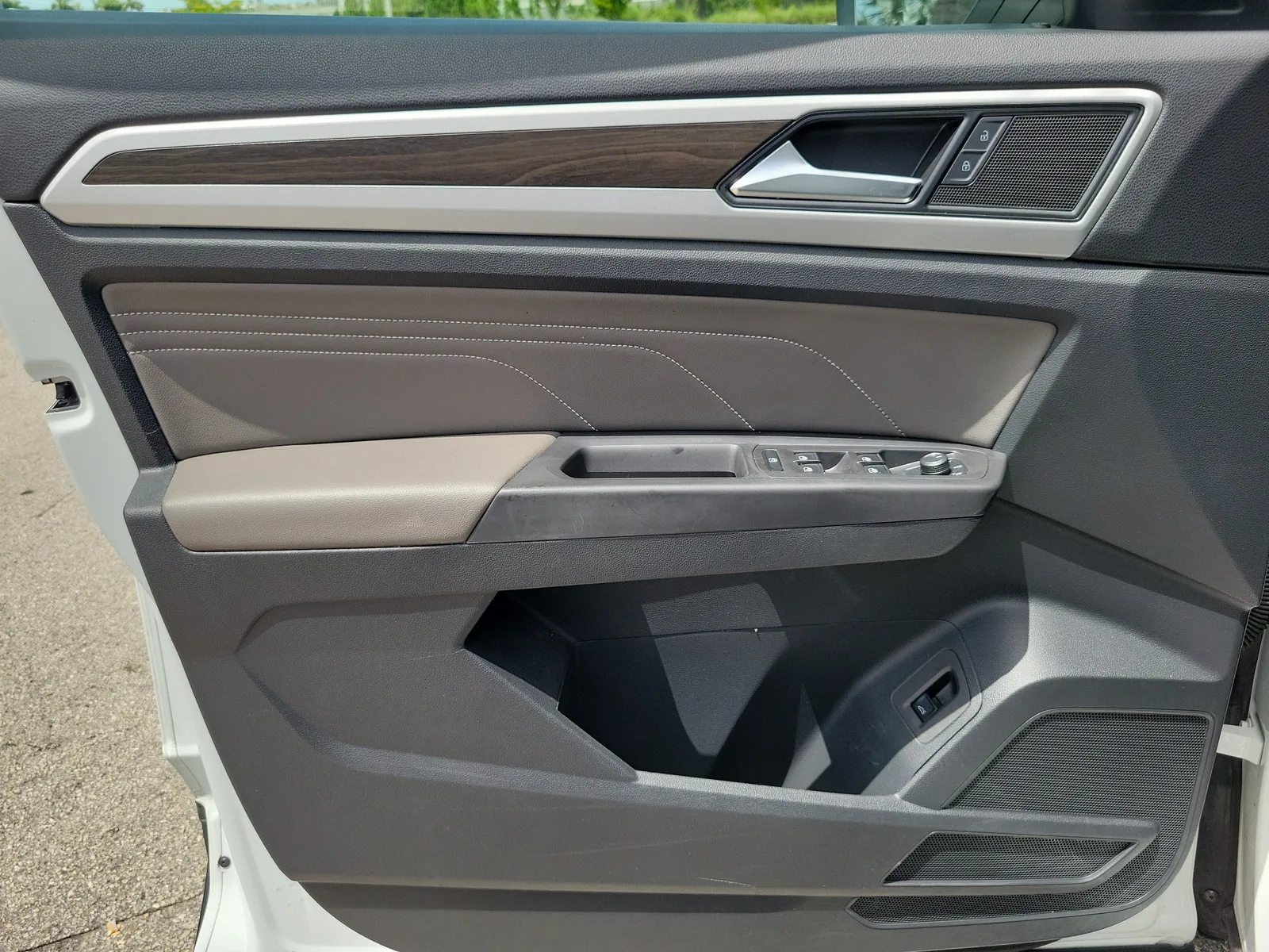 2023 Volkswagen Atlas 3.6L V6 SE w/Technology photo 24