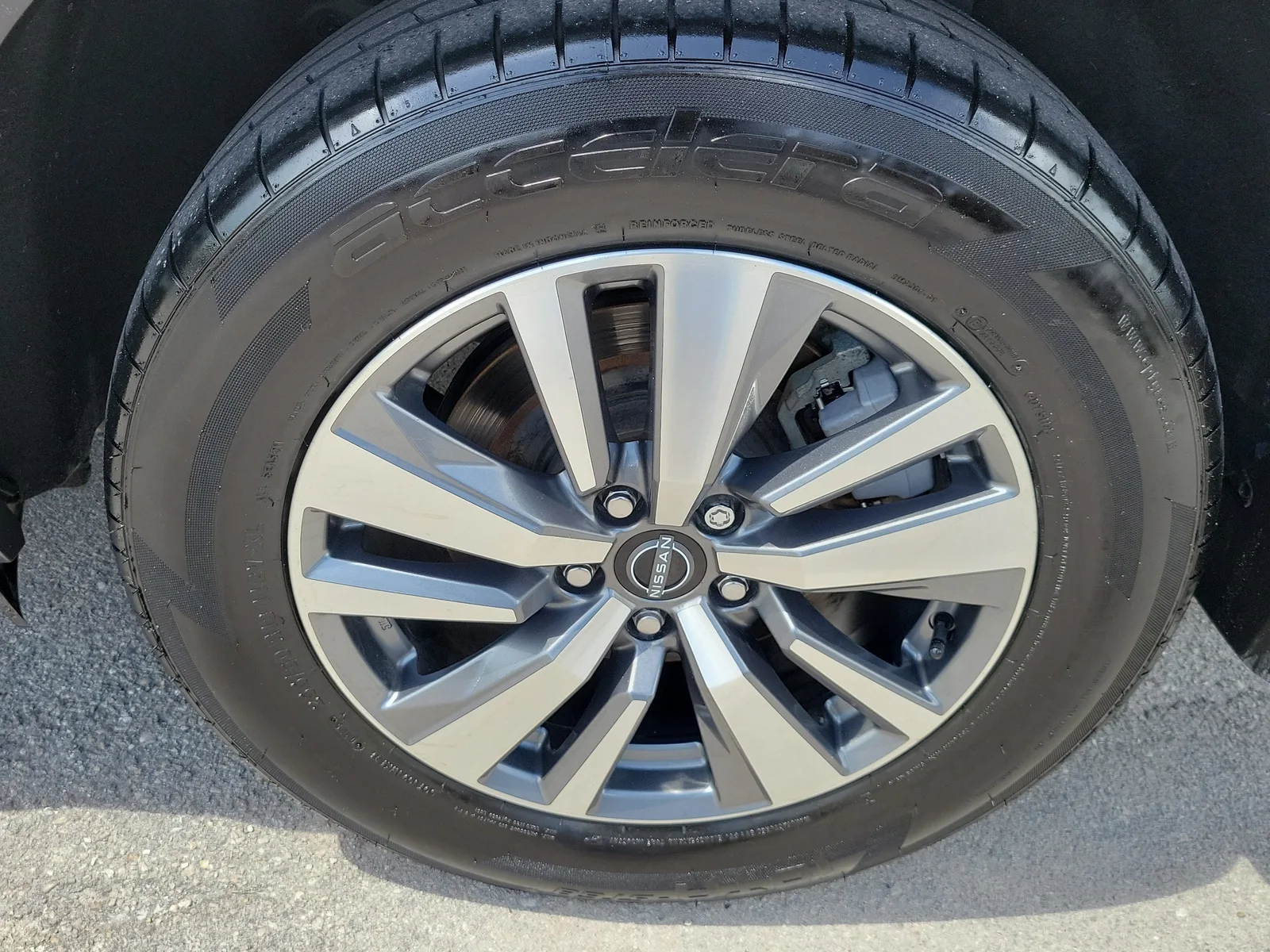 2024 Nissan Pathfinder SL photo 9