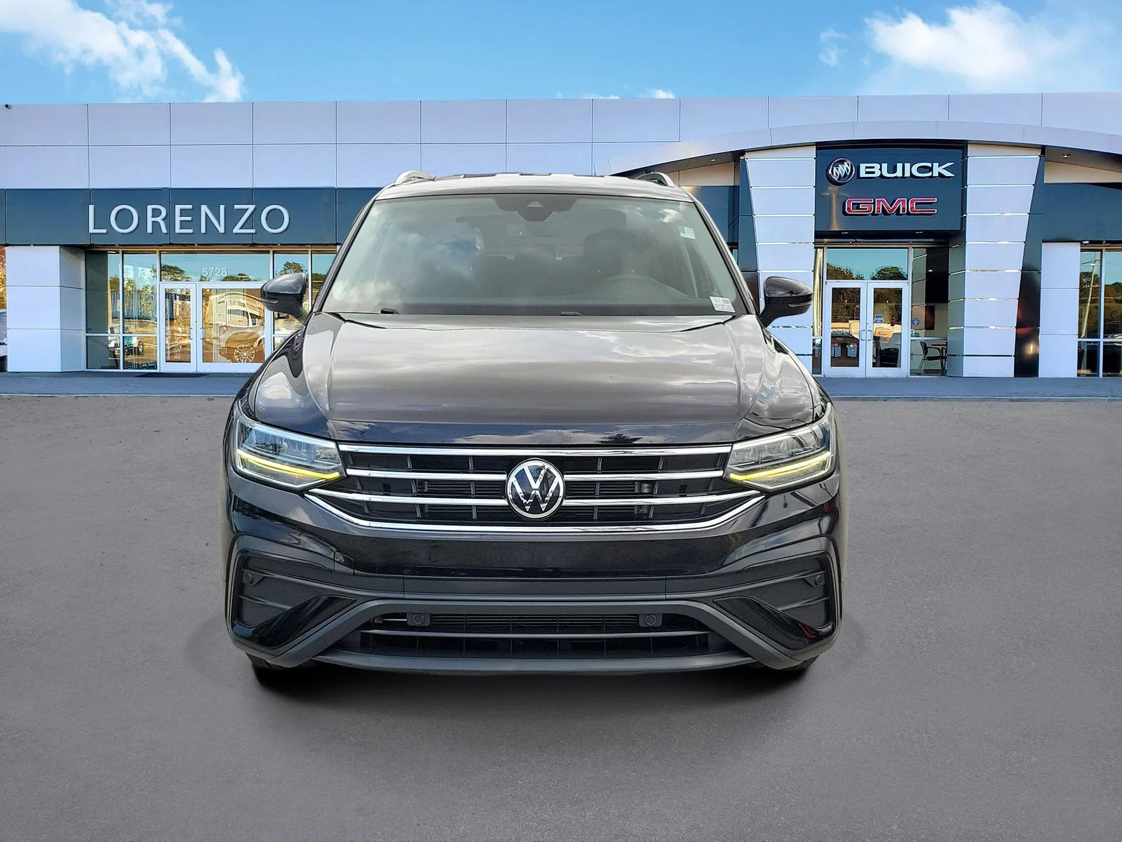 2022 Volkswagen Tiguan SE photo 2