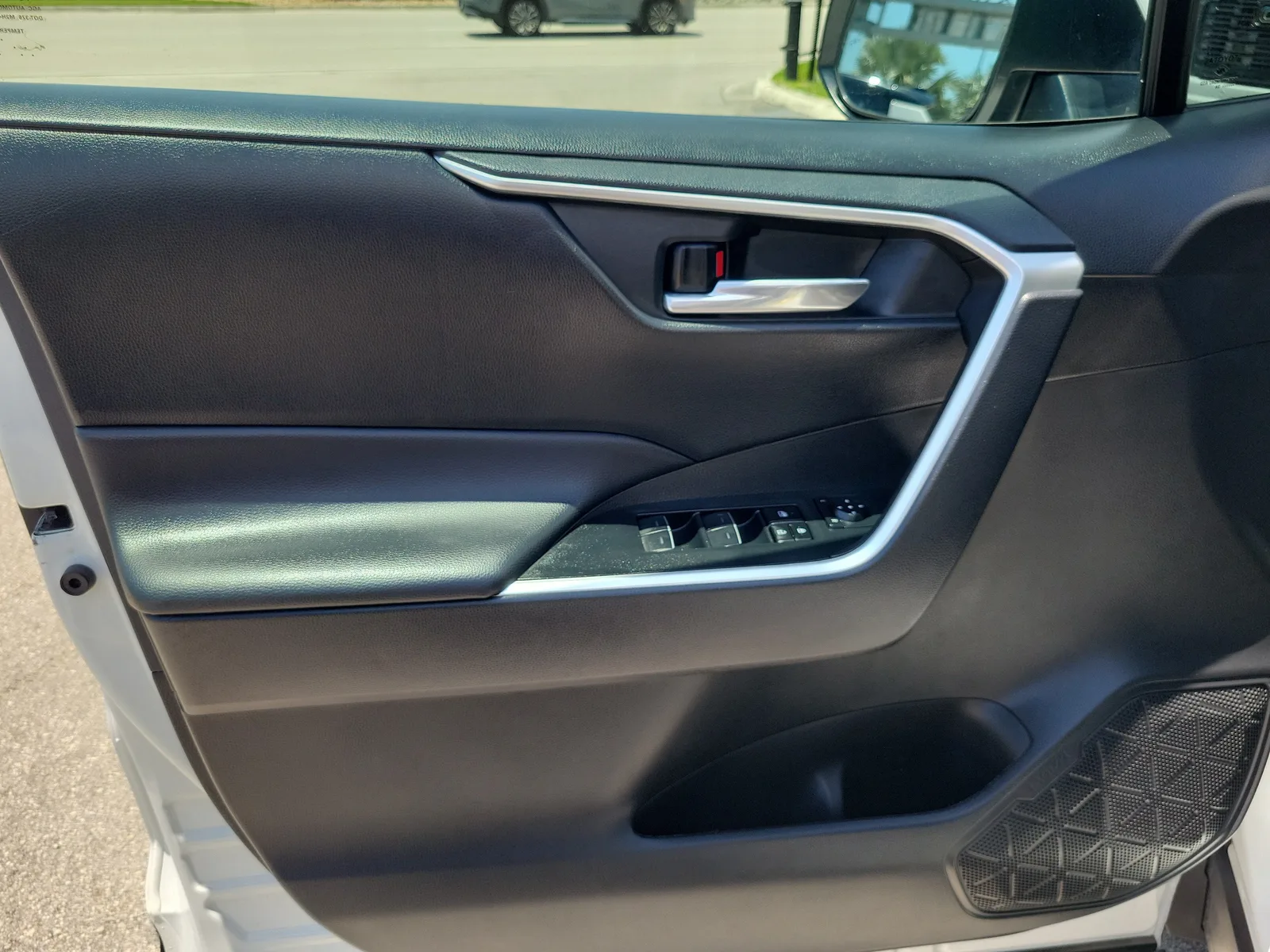 2024 Toyota RAV4 XLE photo 24