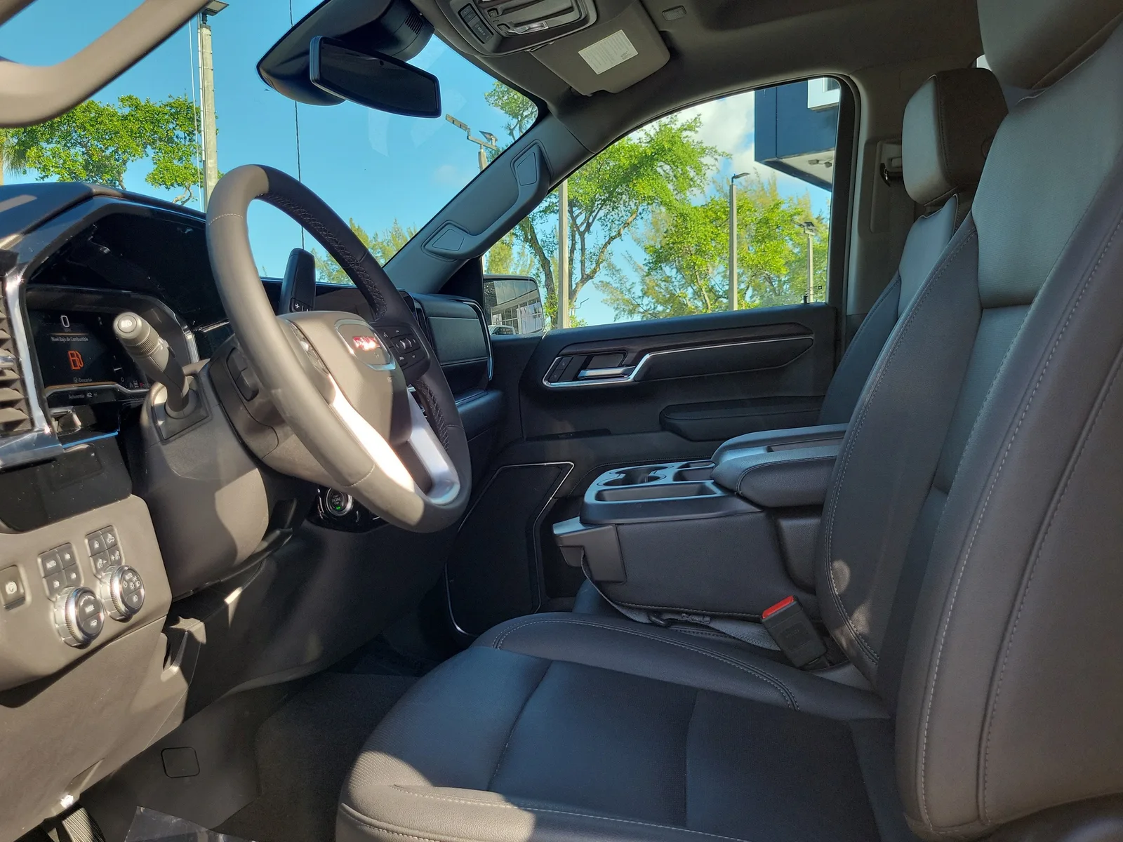 2024 GMC Sierra 1500 SLT photo 11