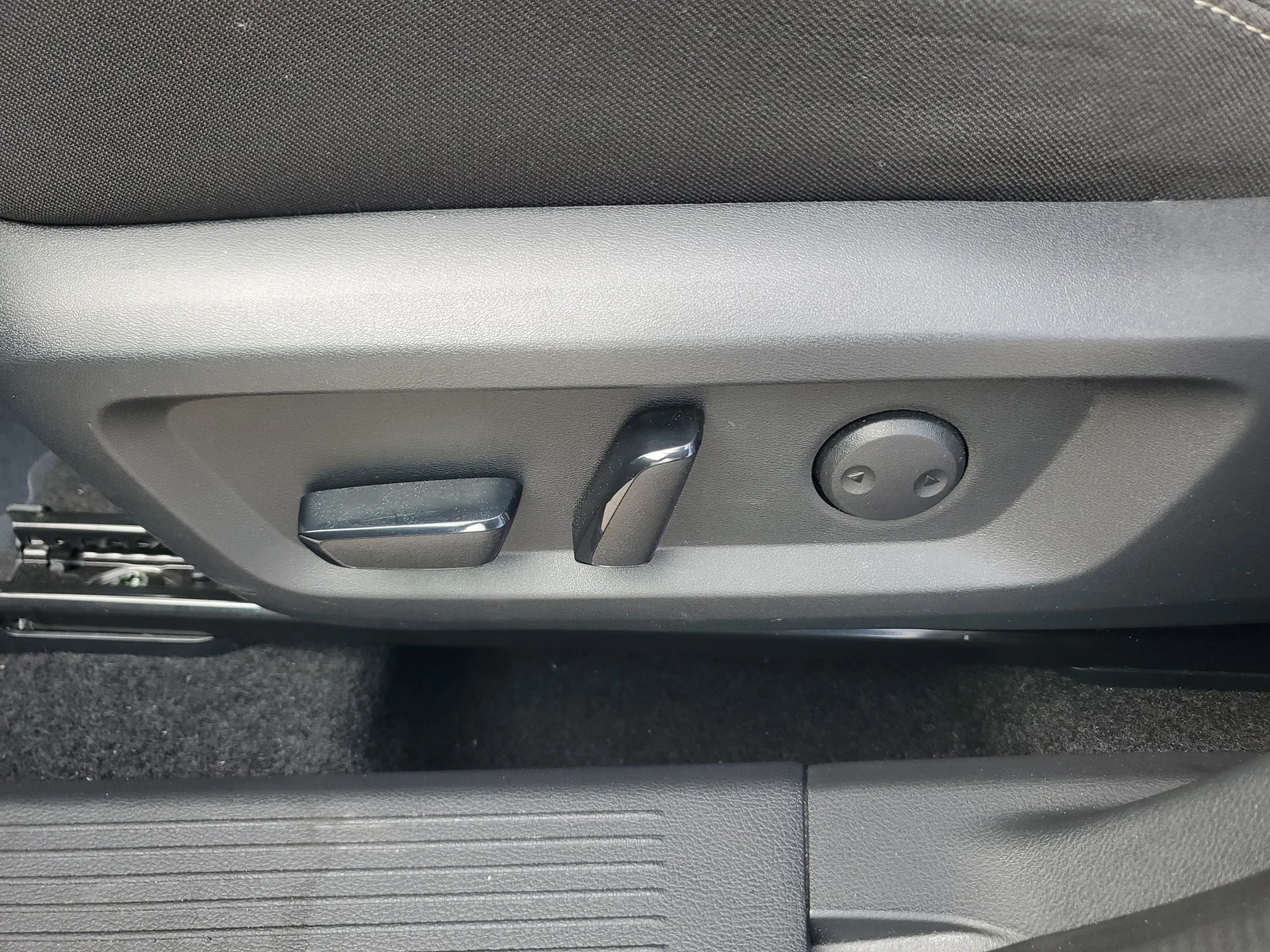 2024 Nissan Rogue SV photo 12