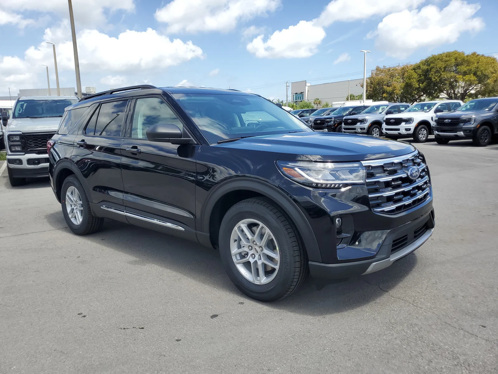 2025 Ford Explorer Active photo 3