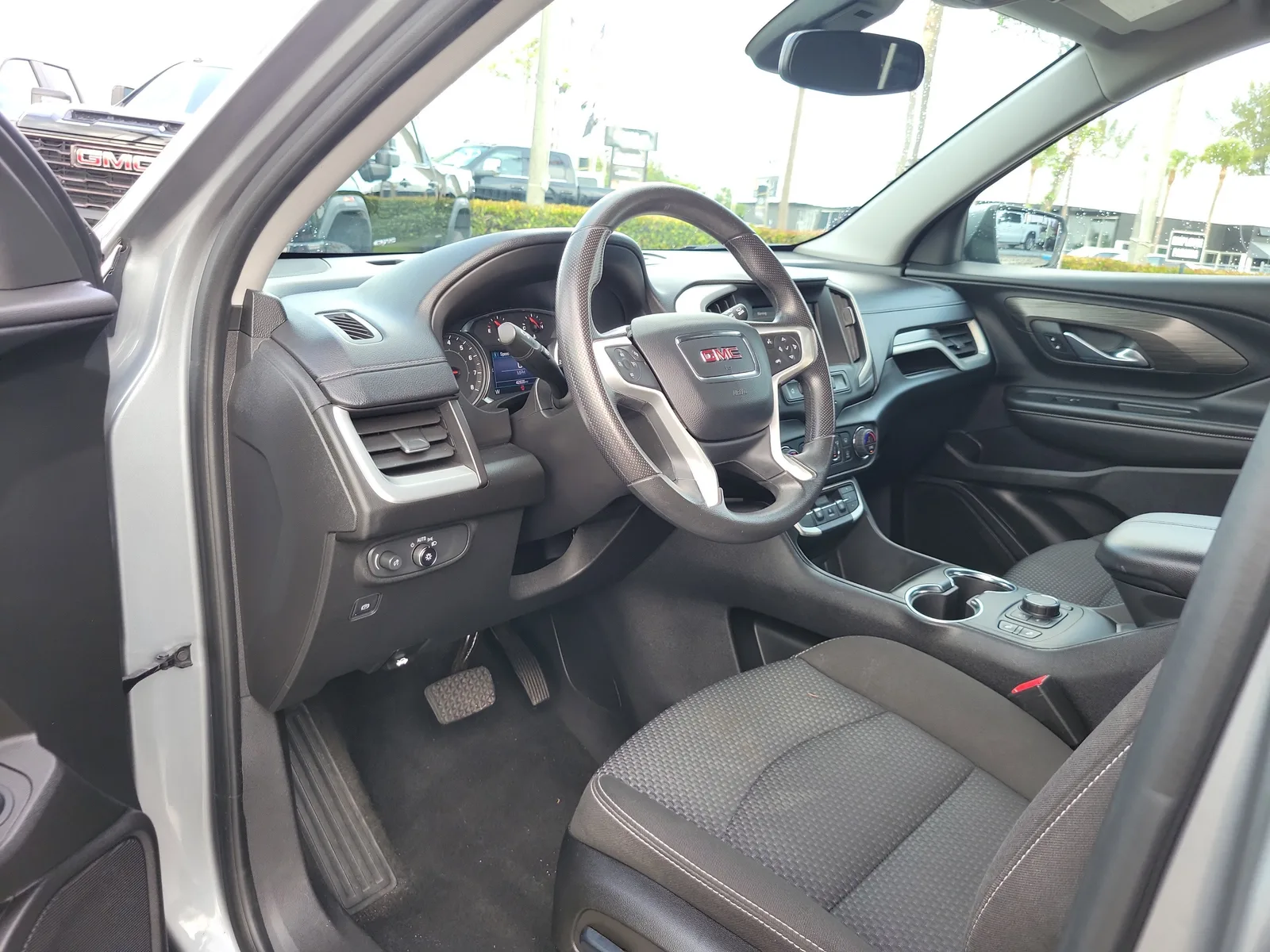 2023 GMC Terrain SLE photo 8