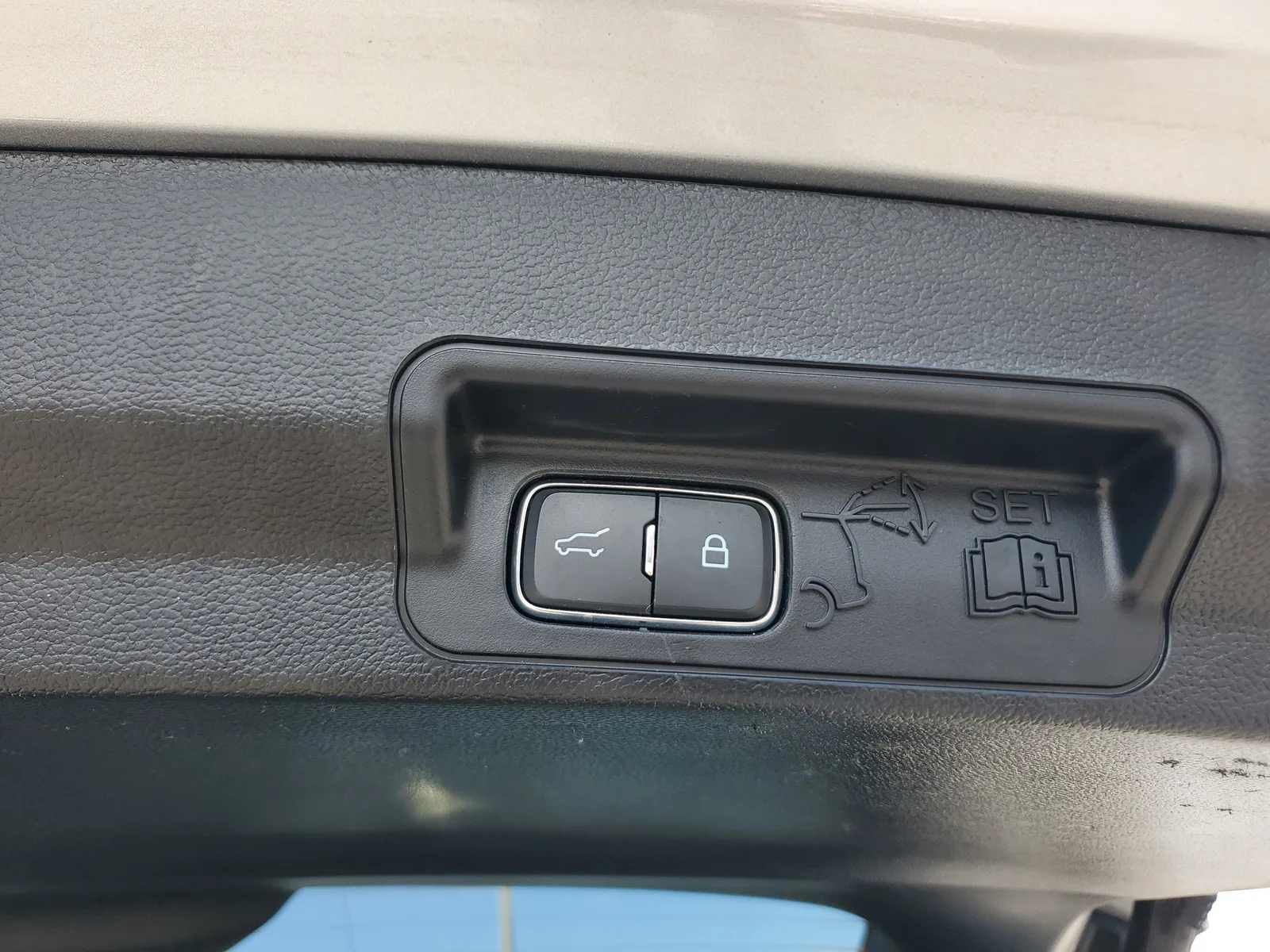 2023 Ford Explorer XLT photo 14