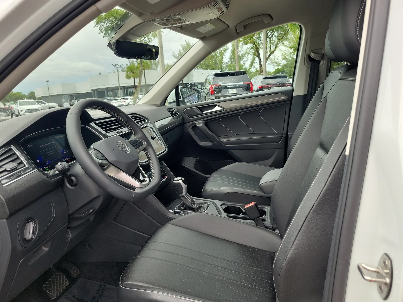 2024 Volkswagen Tiguan SE photo 11