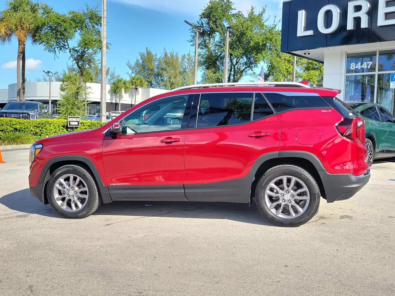 2024 GMC Terrain SLT photo 8
