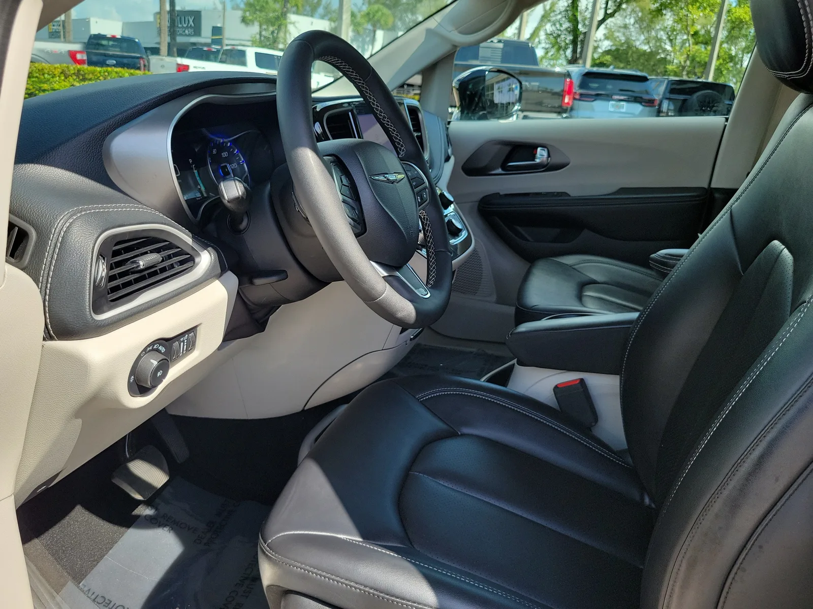 2024 Chrysler Pacifica Touring L photo 9
