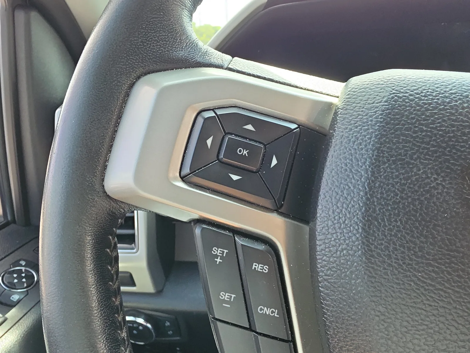 2020 Ford Super Duty F-350 DRW LARIAT 4WD Diesel photo 16