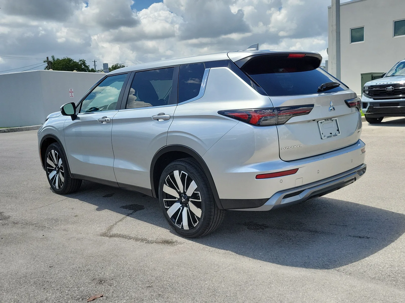 2025 Mitsubishi Outlander SE photo 7