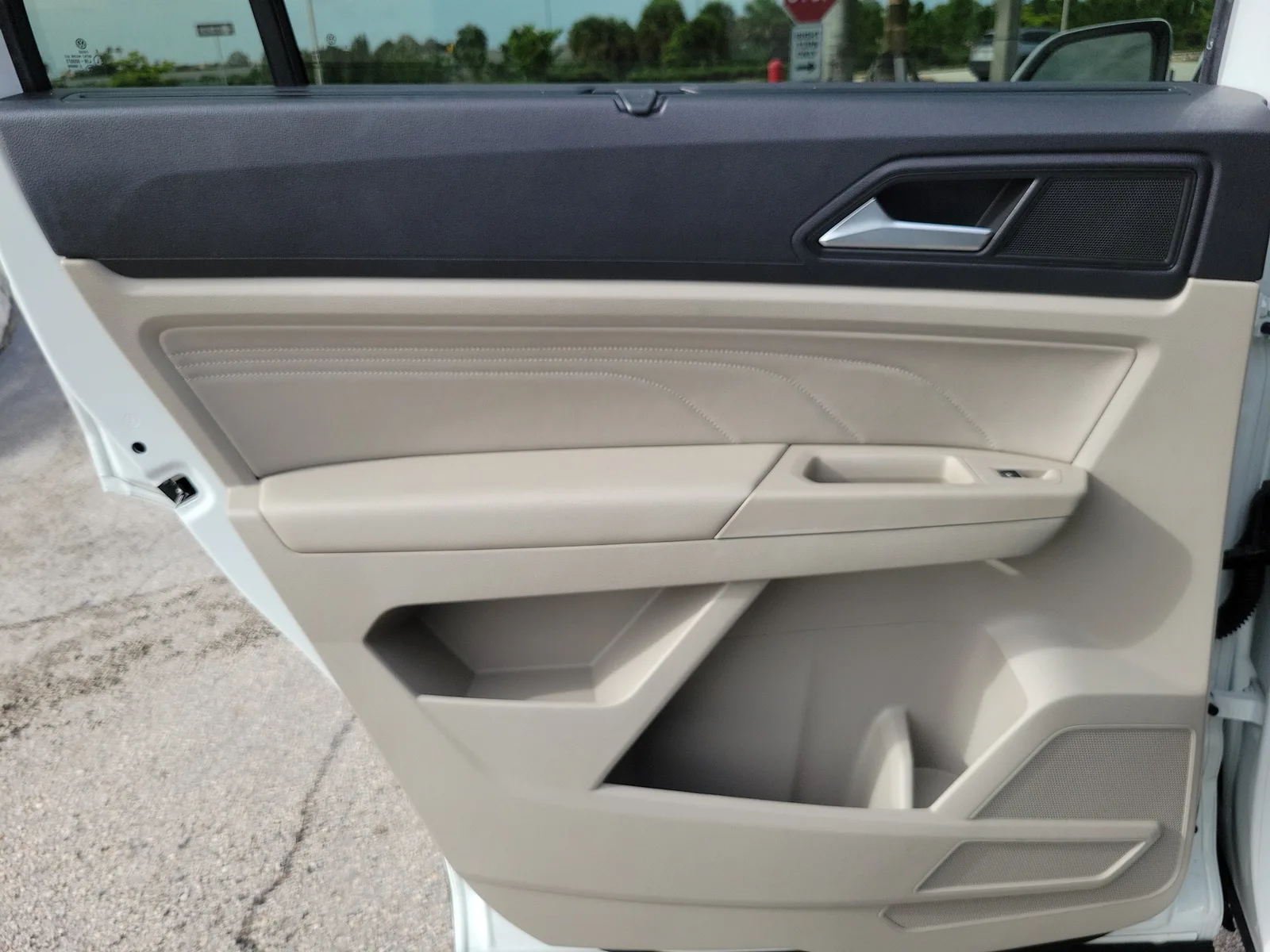 2022 Volkswagen Atlas 3.6L V6 SE w/Technology photo 26