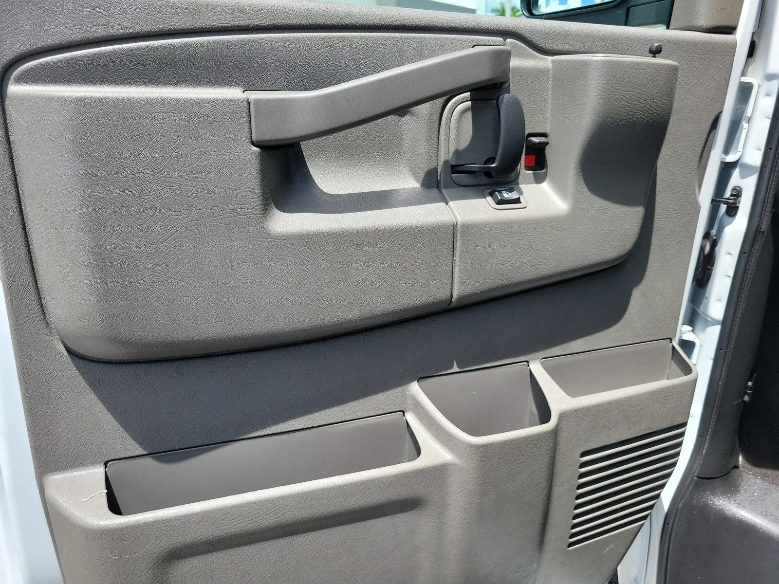 2023 Chevrolet Express Passenger LT photo 19