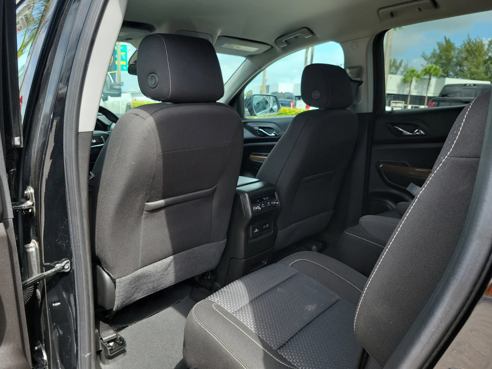 2023 GMC Acadia SLE photo 13
