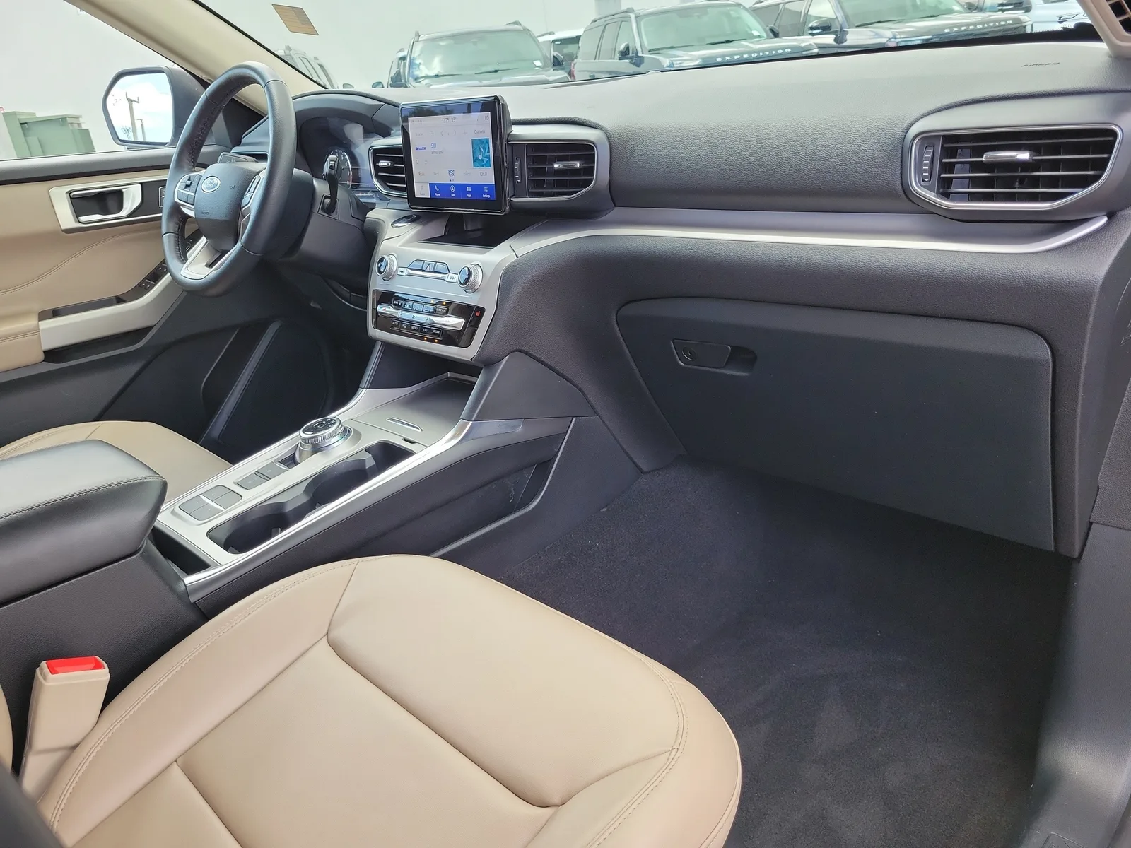 2024 Ford Explorer XLT photo 14