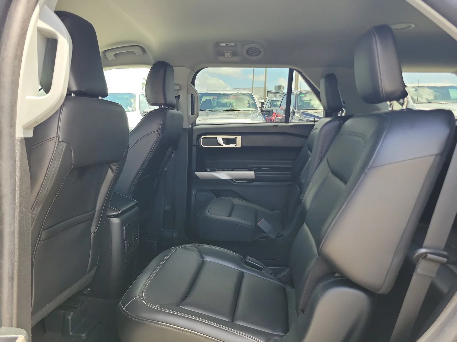 2023 Ford Explorer XLT photo 14