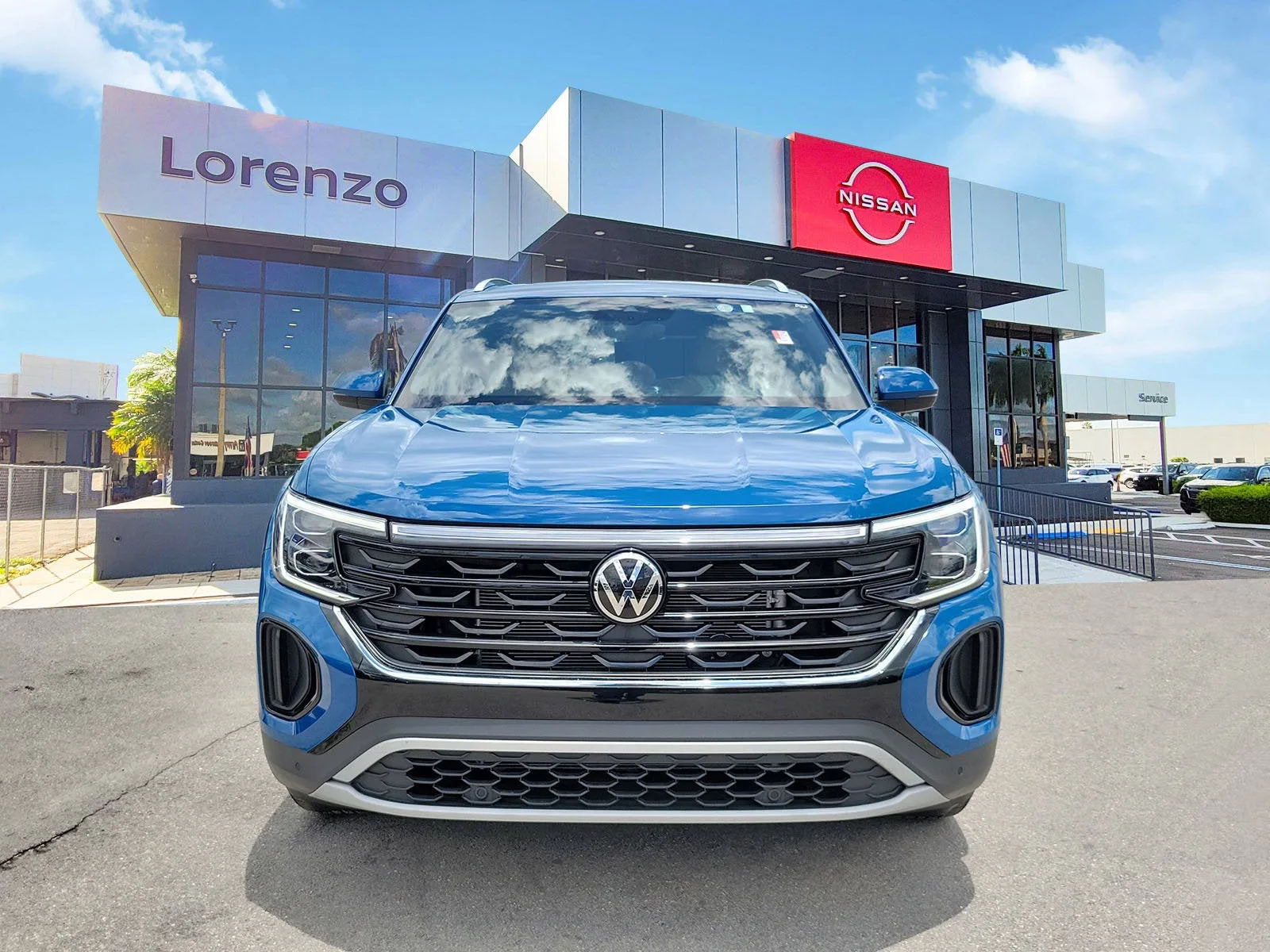 2025 Volkswagen Atlas Cross Sport 2.0T SE w/Technology photo 2