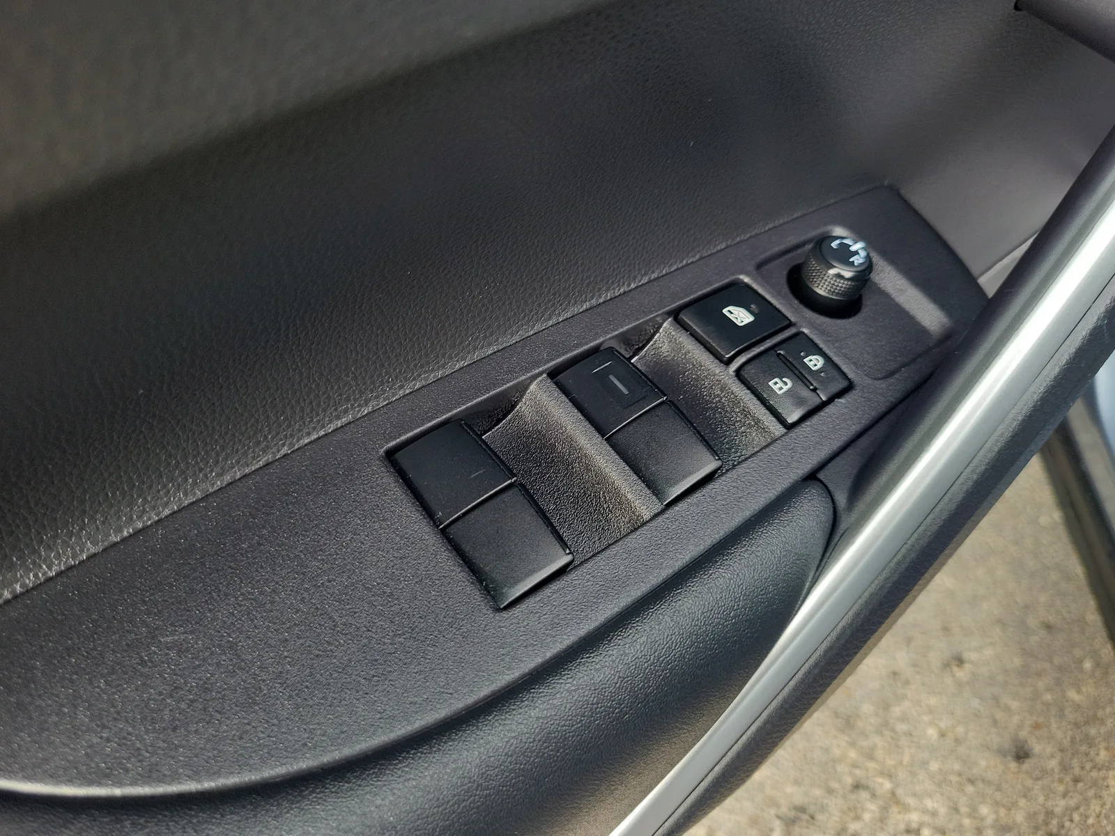 2023 Toyota Corolla Cross XLE photo 23