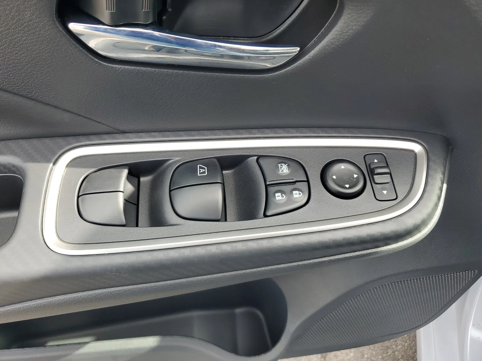 2025 Nissan Versa SR photo 19