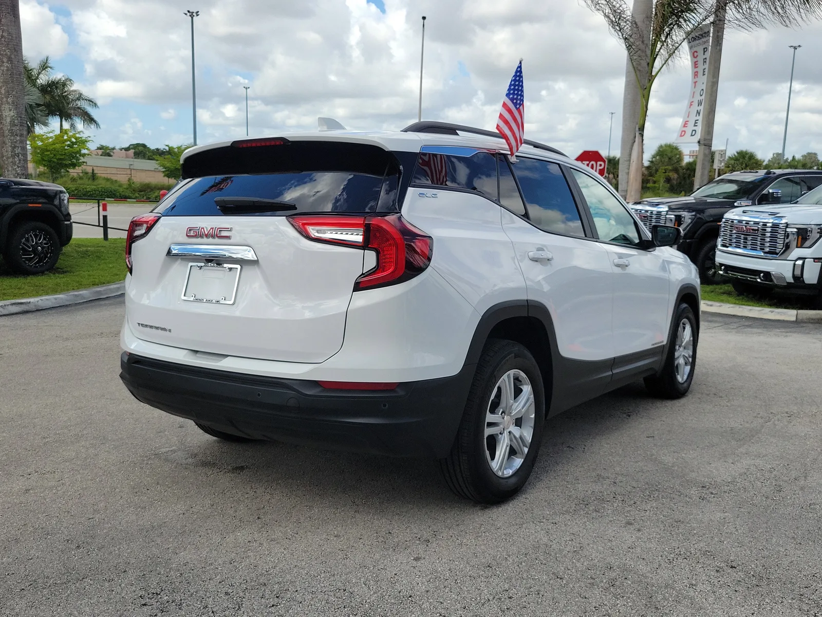 2024 GMC Terrain SLE photo 6
