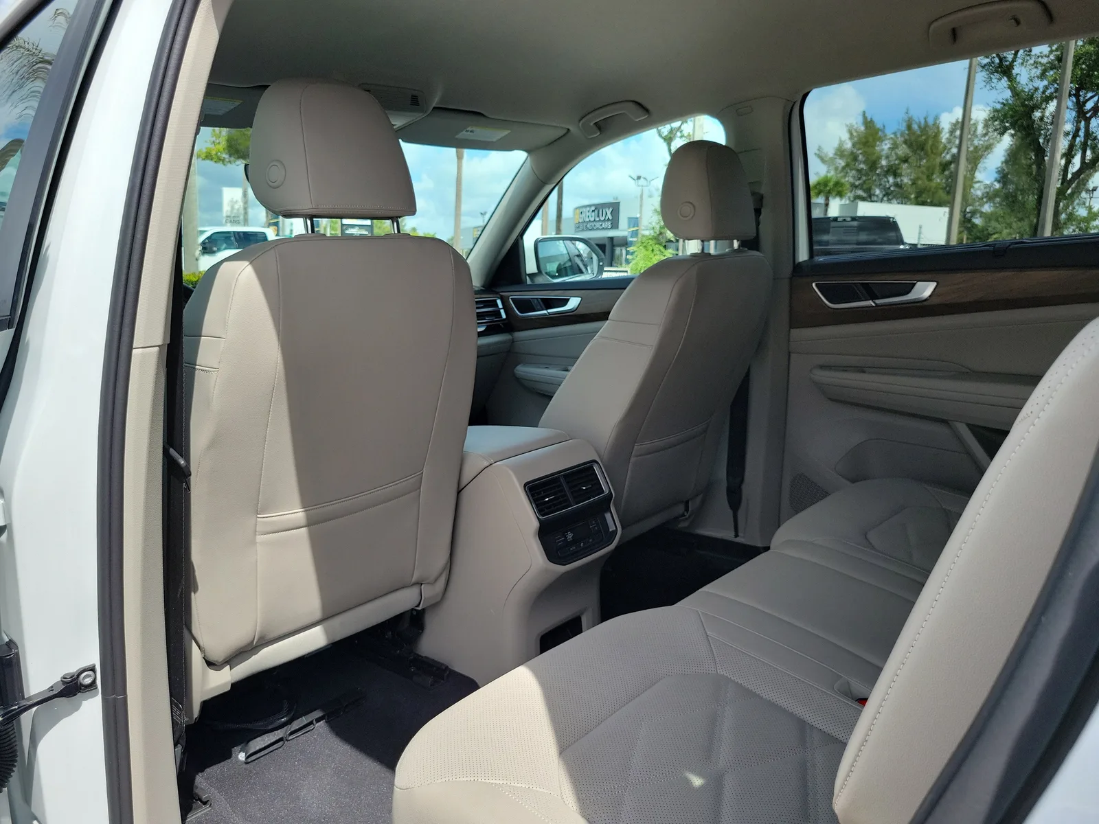 2025 Volkswagen Atlas 2.0T SE w/Technology photo 14