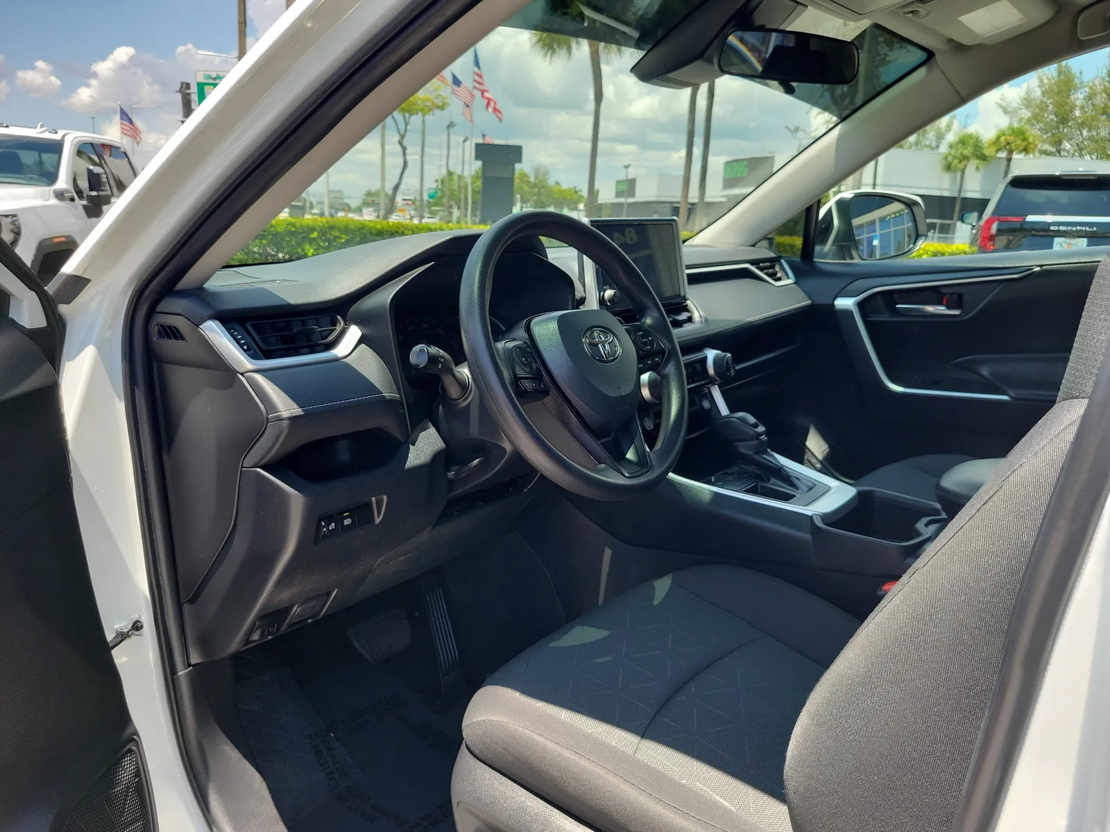 2024 Toyota RAV4 XLE photo 9