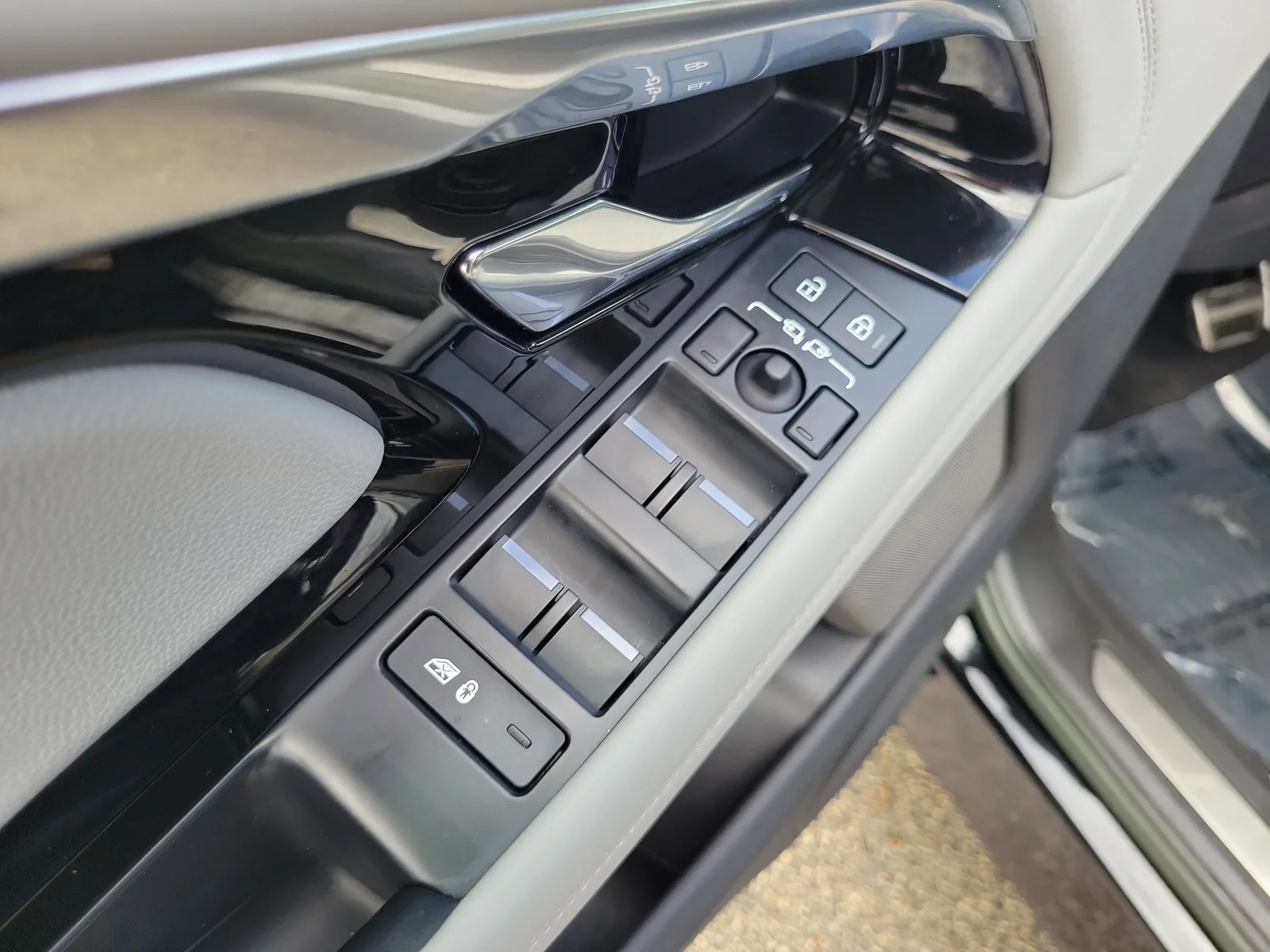 2023 Land Rover Range Rover Evoque R-Dynamic SE photo 25