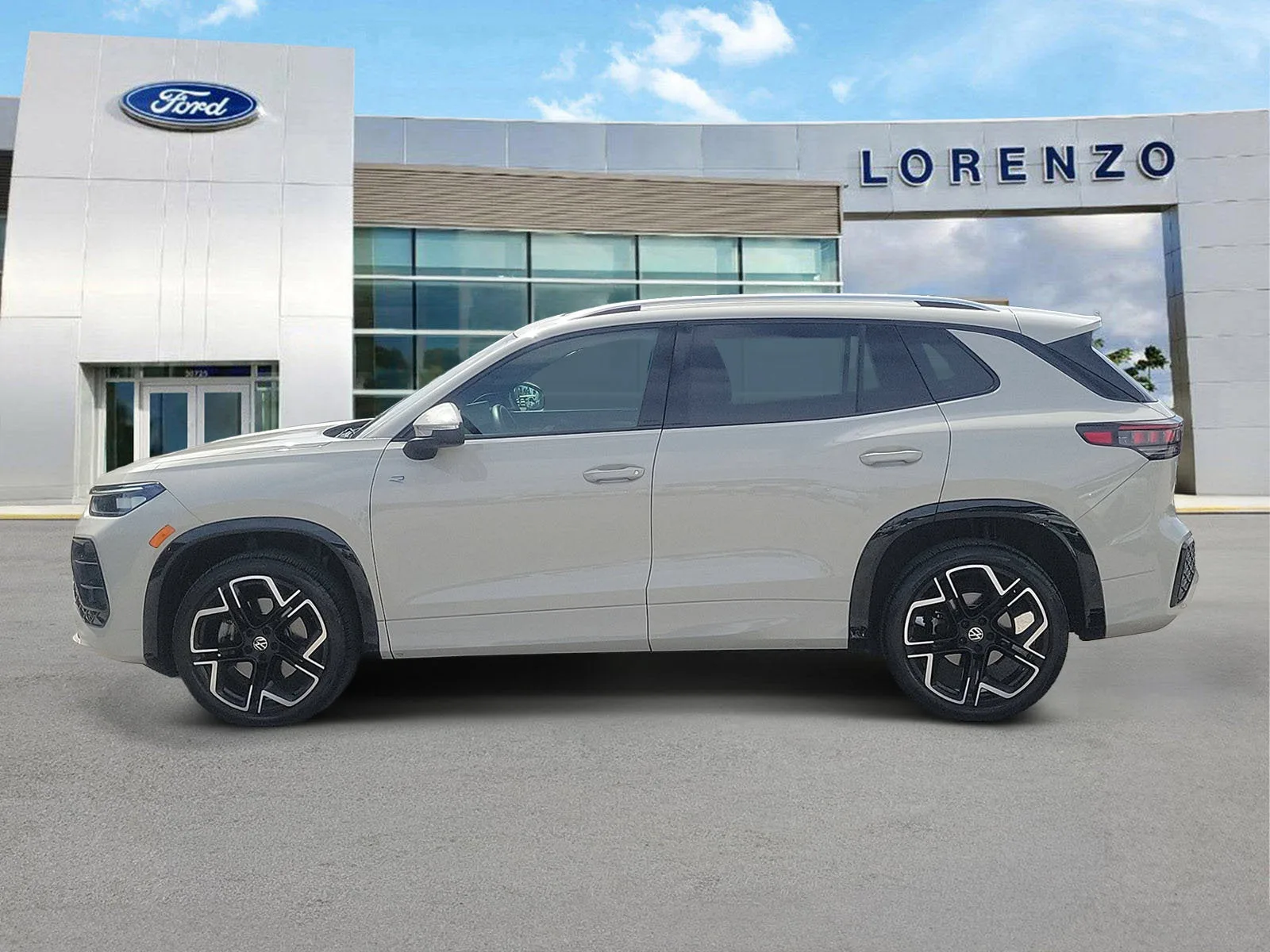2025 Volkswagen Tiguan SEL R-Line photo 8